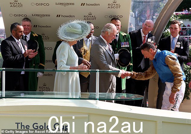 国王查尔斯在皇家赛马会第三天骑着 Courage Mon Ami 赢得金杯赛后祝贺 Frankie Dettori