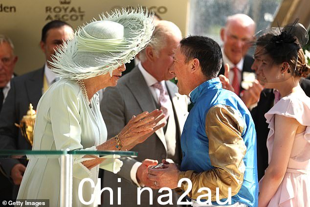 当骑师今天在皇家阿斯科特赛马场获得金杯时,女王看起来对他赞不绝口