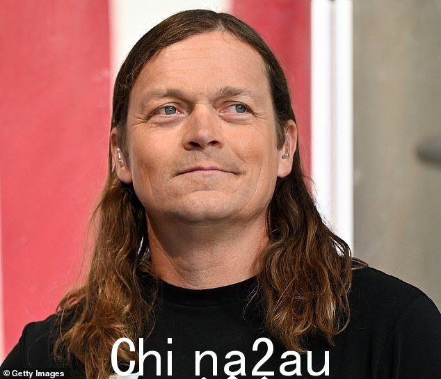 他在这里:这个神秘人是 Brad Arnold,44 岁,3 Doors Down 的主唱; 5 月可见