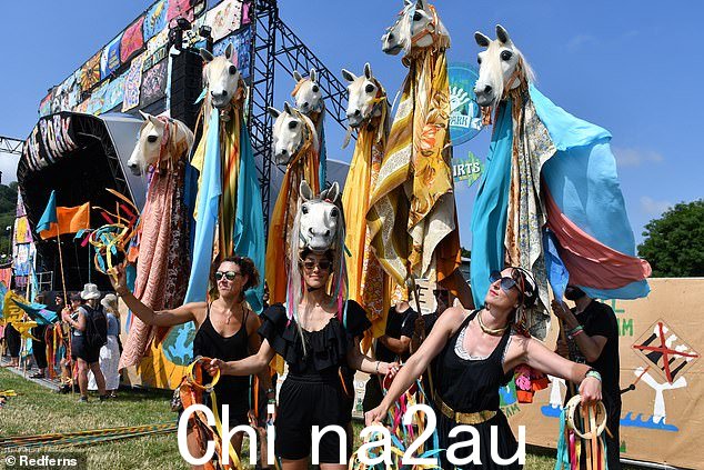 表演者准备在 2023 年格拉斯顿伯里音乐节第二天在沃西农场参加和平游行