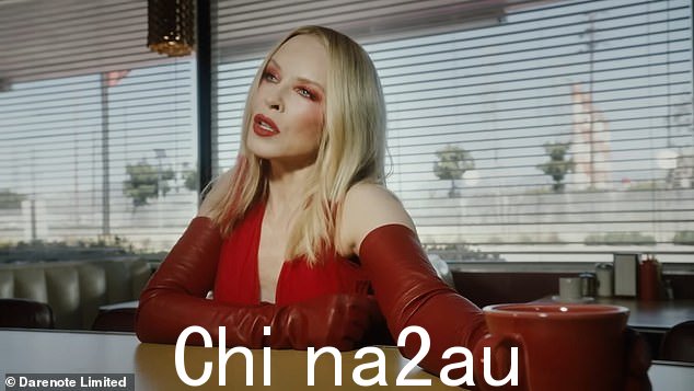 为表演而生:周六,这位澳大利亚明星登上了纽约舞台,成为 iHeartMedia 年度夏季音乐会 KTUphoria 的主角(在 Padam Padam 的音乐视频中出现),达到了新的高度