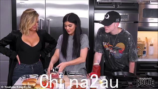 Kylie 也有自己的烹饪系列,与 Kylie 一起烹饪,她在其中分享了蜜饯山药和汉堡滑块的食谱(如图)