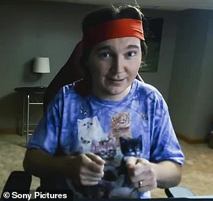 Paul Dano 扮演基思·吉尔 (Keith Gill) 的角色,他是一个普通人,将毕生积蓄投入 GameStop 股票并发布相关帖子