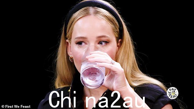 劳伦斯认真地说:'我撕裂了我的横膈膜,并在我的胸部或上肋骨中弄裂了一些东西。直到今天它仍然点击'