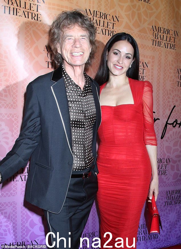 支持:传奇摇滚歌手米克·贾格尔 (Mick Jagger) 也与他令人惊叹的女友梅兰妮·哈姆里克 (Melanie Hamrick) 一起参加了开幕之夜,梅兰妮·哈姆里克是美国芭蕾舞剧院的编舞