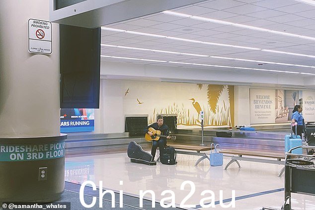 哦不!这位绿洲传奇人物打开了他的吉他盒,开始在行李带上弹奏,但到达大厅里坐在他旁边长凳上的女士们只是看向另一个方向” class=