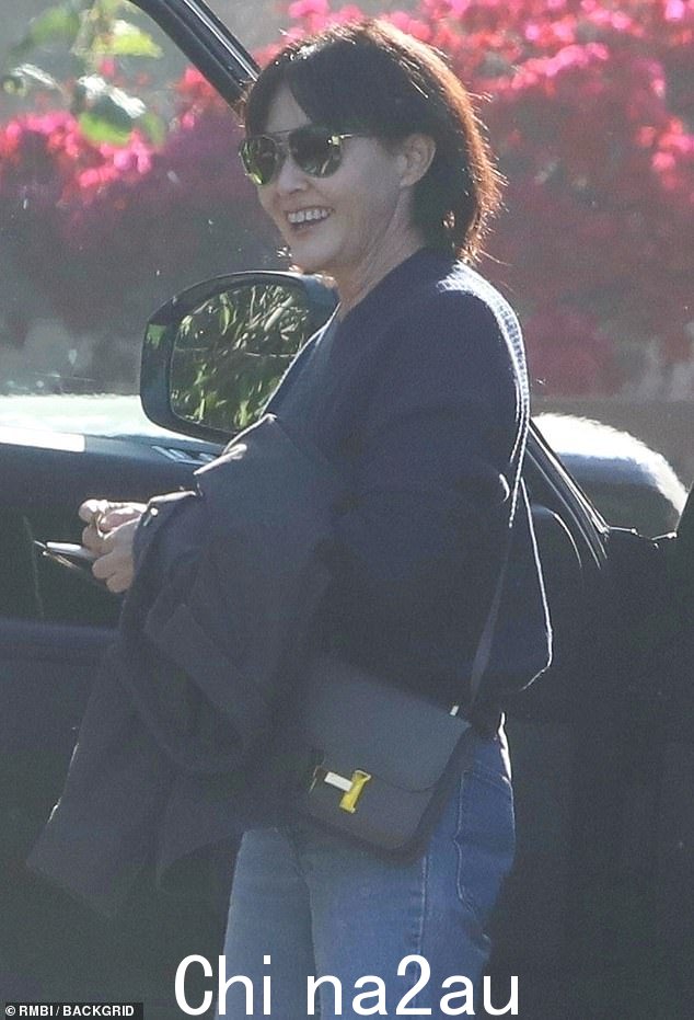 癌症之战:周四,莎南·多尔蒂 (Shannen Doherty) 前往加利福尼亚州马里布的一家餐厅时,她正在进行癌症斗争,脸上露出了微笑