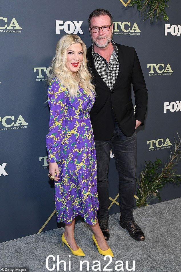 在一起:据报道,托里·斯佩林 (Tori Spelling) 和迪恩·麦克德莫特 (Dean McDermott) 并没有结束他们的婚姻,尽管这位演员在 Instagram 上宣布分居,只是为了删除帖子; Pictured 2019