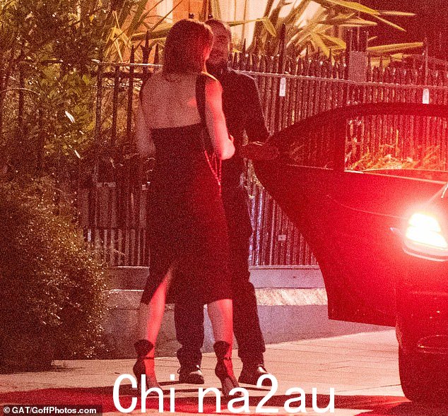 华丽:他的一位同伴在回家时穿上了一件漂亮的黑色连衣裙和高跟鞋