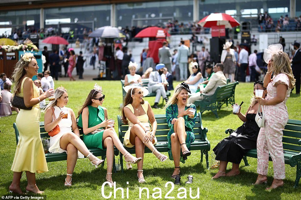 这群上镜的女朋友穿着绿色和黄色连衣裙,在长凳上享受夏日饮品,看起来很协调