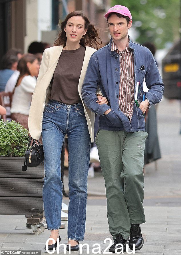 新订婚?主演 Netflix 奇幻剧集《睡魔》的汤姆此前曾与 41 岁的女演员西耶娜·米勒订婚,并育有女儿马洛,10 岁” class=