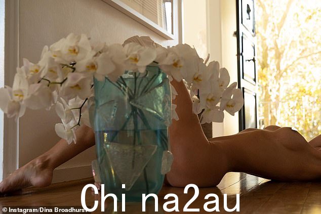 周二,一位孩子的妈妈在她的 Instagram 上分享了她迄今为止最性感的照片,照片中她赤身裸体躺在地板上,一朵兰花遮住了她的谦虚