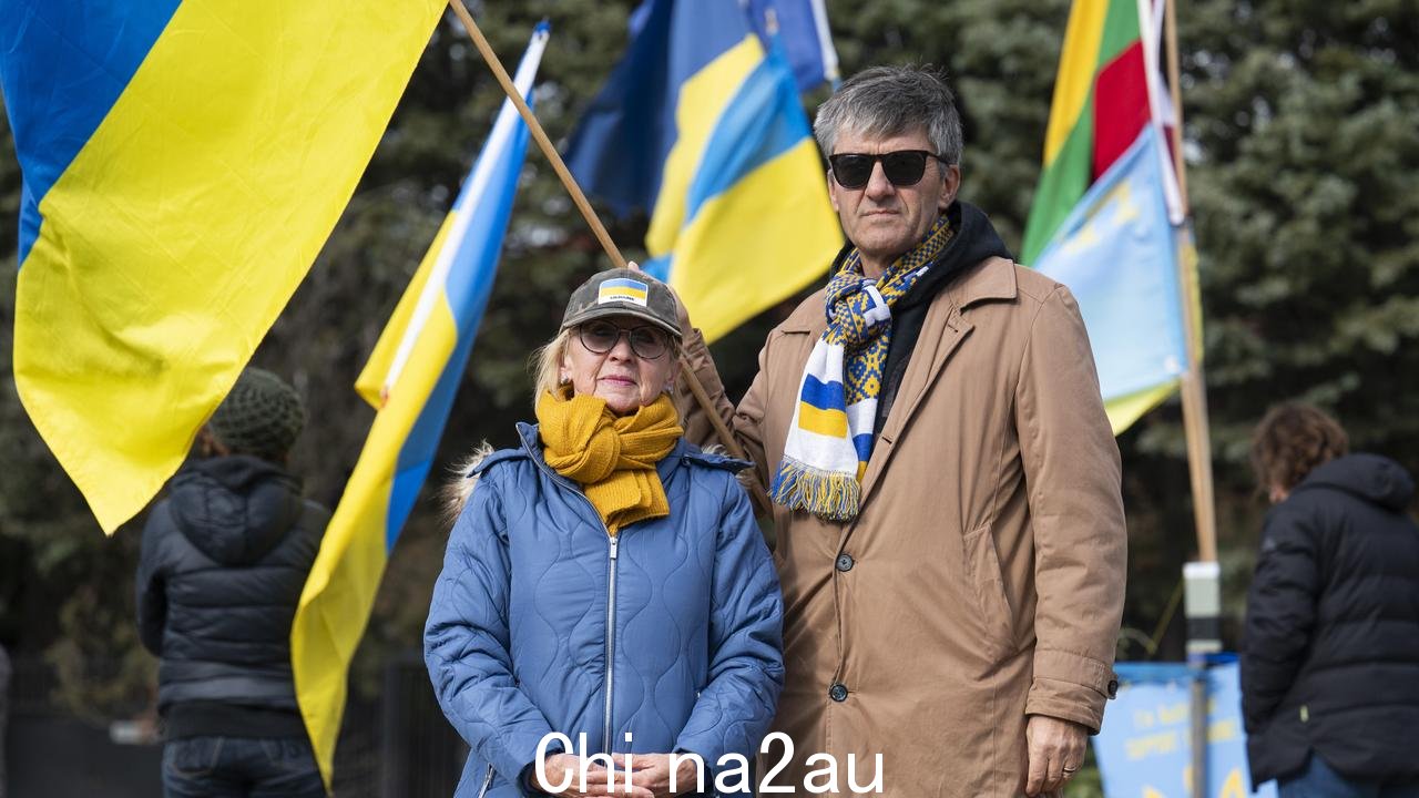 星期六早上，乌克兰朋友乌克兰之友成员冒着堪培拉的寒冷天气。照片：NCA NewsWire / Martin Ollman