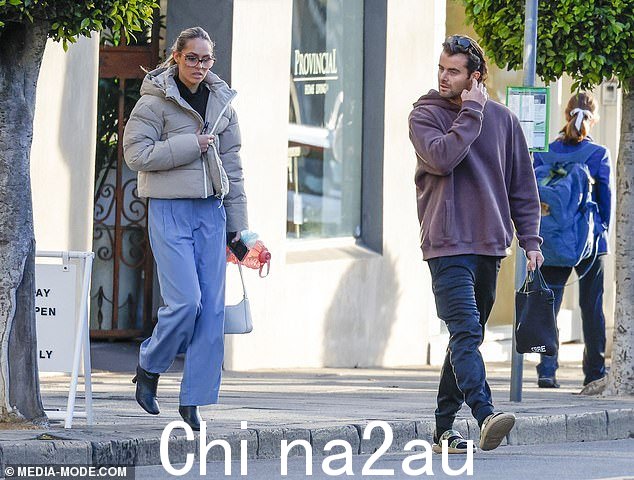 足球巨星布伦丹·费沃拉 (Brendan Fevola) 的女儿和模特与她的高中恋人巴斯·米勒 (Bass Miller) 一起离开她在墨尔本阿马代尔 (Armadale) 的新 Runway Room 商店