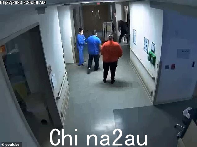 她离开厕所后不久,一名清洁工做出了令人震惊的发现,工作人员发现后可以在这里看到