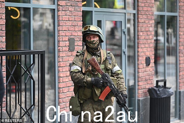 在南部军区总部附近执勤的瓦格纳战斗机