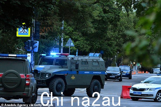 周六太阳开始升起时,装甲车封锁了罗斯托夫市的一条街道