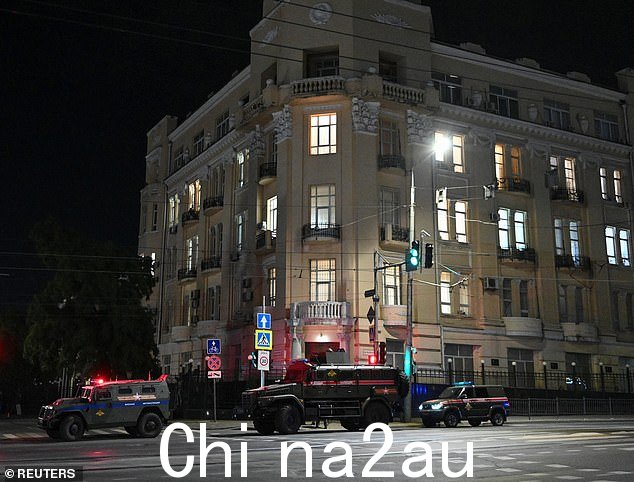 周五,由于俄罗斯政变担忧,装甲车在南部城市顿河畔罗斯托夫的街道上行驶