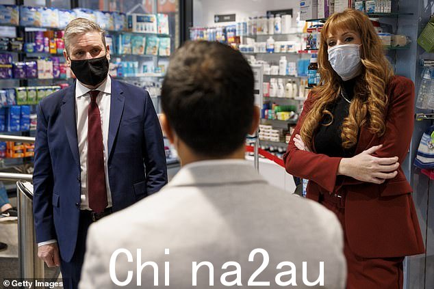 Keir Starmer 爵士和 Angela Rayner 于 2021 年 12 月 13 日访问拉夫堡枢纽站的 Covid-19 疫苗接种中心 Junction Pharmacy 期间与药剂师 Bhaveen Patel 交谈