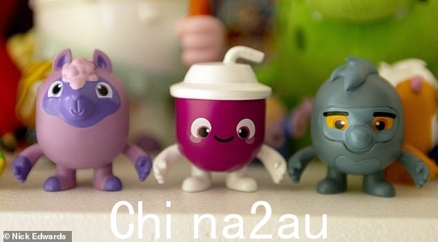 这只是 Darran Garnham 家庭办公室里排列的几十个 Piñata Smashlings 中的一部分