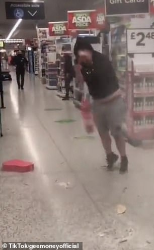 在 Clapham Junction Asda 事件发生 16 天后发布的一段视频中,奥博伊尔站在收银台上弹奏一把粉色吉他,然后跳下并砸坏了乐器在地板上(如图)