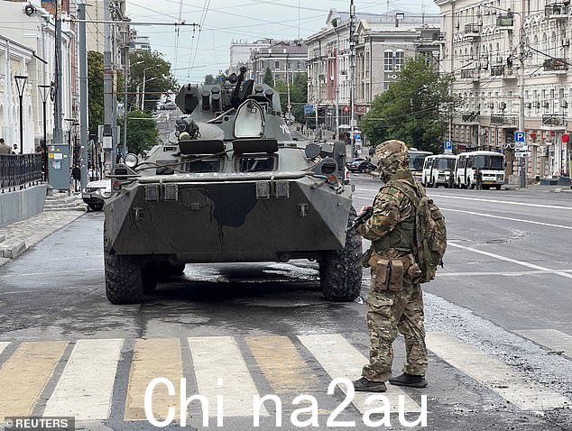 全副武装的士兵在整个南部城市戒备