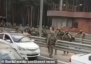 忠于普京的俄罗斯士兵在莫斯科边缘挖掘