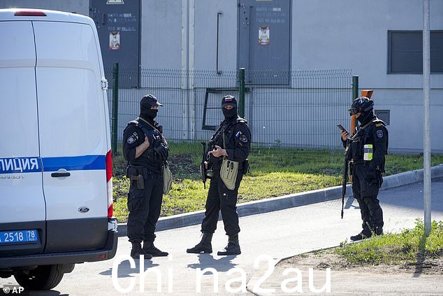 俄罗斯警察守卫“PMC 瓦格纳中心”办公室附近的区域,该中心与圣彼得堡瓦格纳私人军事承包商叶夫根尼·普里戈任的所有者有联系