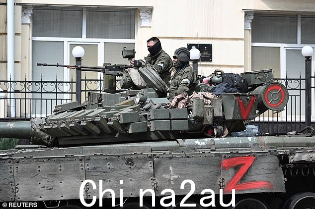 由瓦格纳雇佣兵控制的坦克,上面有代表胜利的“V”标志