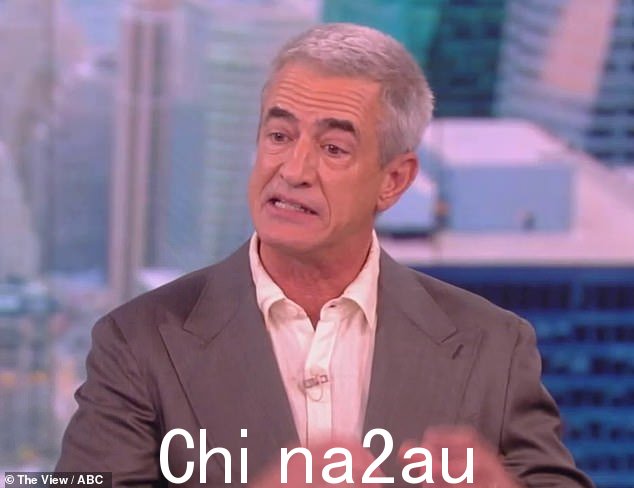 戏剧性:59 岁的德莫特·莫罗尼 (Dermot Mulroney) 在接受 The View 采访时中途离场,以声援美国作家协会正在进行的罢工