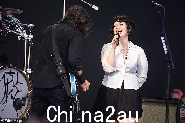 家庭:父女二人在甜蜜的时刻演唱了《Show Me How》,一首献给自己母亲的歌曲
