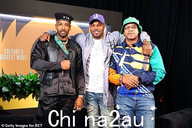 也在参加中nce:(从左到右)Jibrial Muhammad aka19Keys、Math Hoffa 和 Champ 出席 Quixote Studios 的 BET Awards Media House