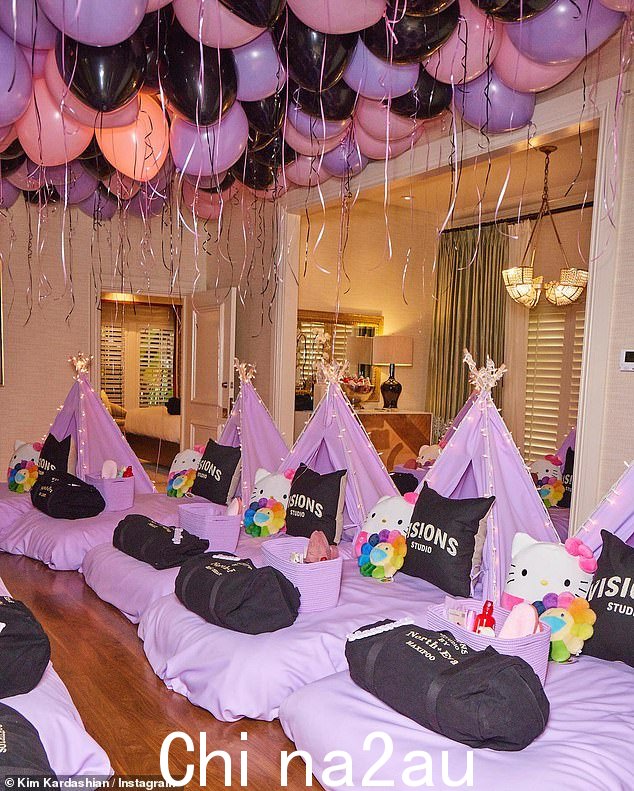 Sleepover bash:为了结束这一系列照片,这位电视名人拍了一张房间里放置的各种床的快速照片。粉色、紫色和黑色气球覆盖天花板