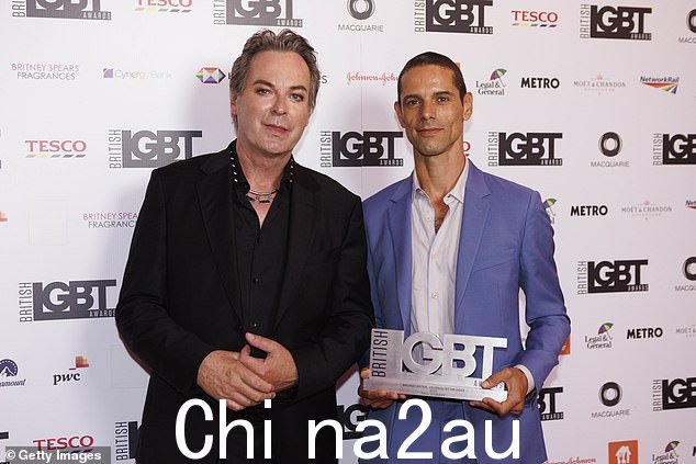 感人时刻:64 岁的喜剧演员朱利安·克拉里 (Julian Clary) 向已故保罗·奥格雷迪 (Paul O'Grady) 的丈夫安德烈·波塔西奥 (Andre Portasio)(右图)颁发了特别奖有趣的人