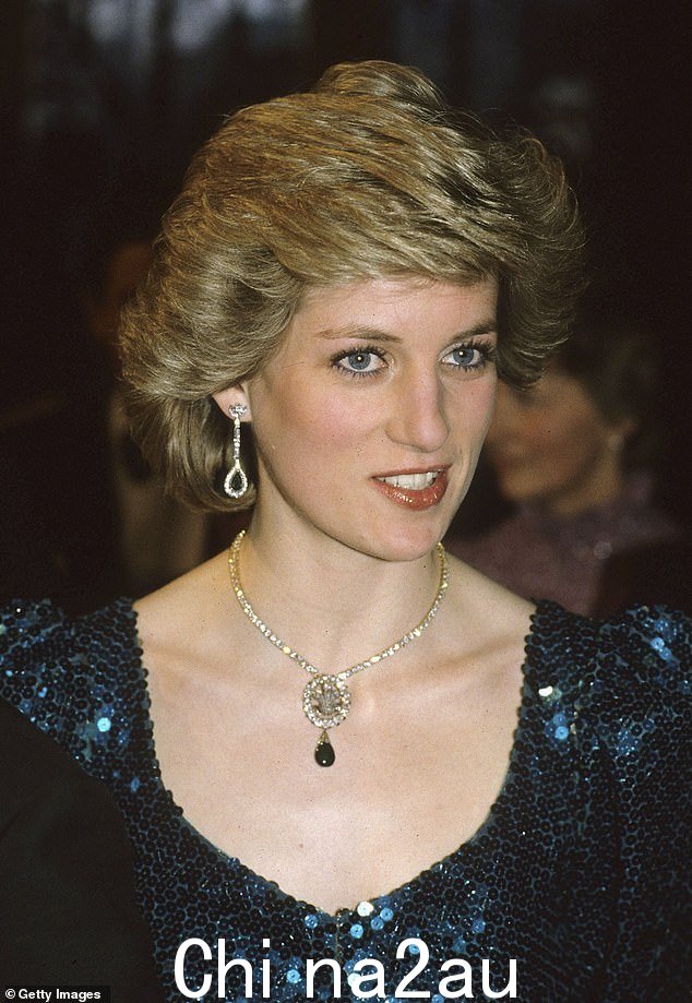 戴安娜王妃,威尔士王妃,1986 年佩戴胸针作为吊坠项链出席维也纳城堡剧院的晚会