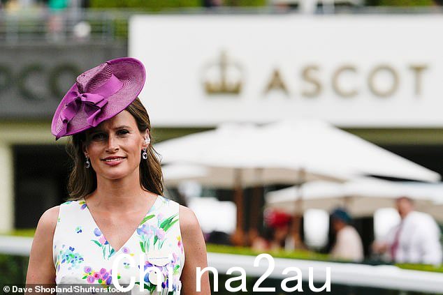 ITV 赛车节目主持人 Francesca Cuman 将花裙中的紫色调与头饰搭配起来