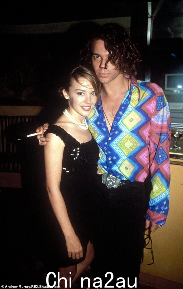 Jason 承认,当这位 Locomotion 歌手为了 INXS 主唱 Michael Hutchence 离开他时,这是“一个相当大的打击”。凯莉和迈克尔合影