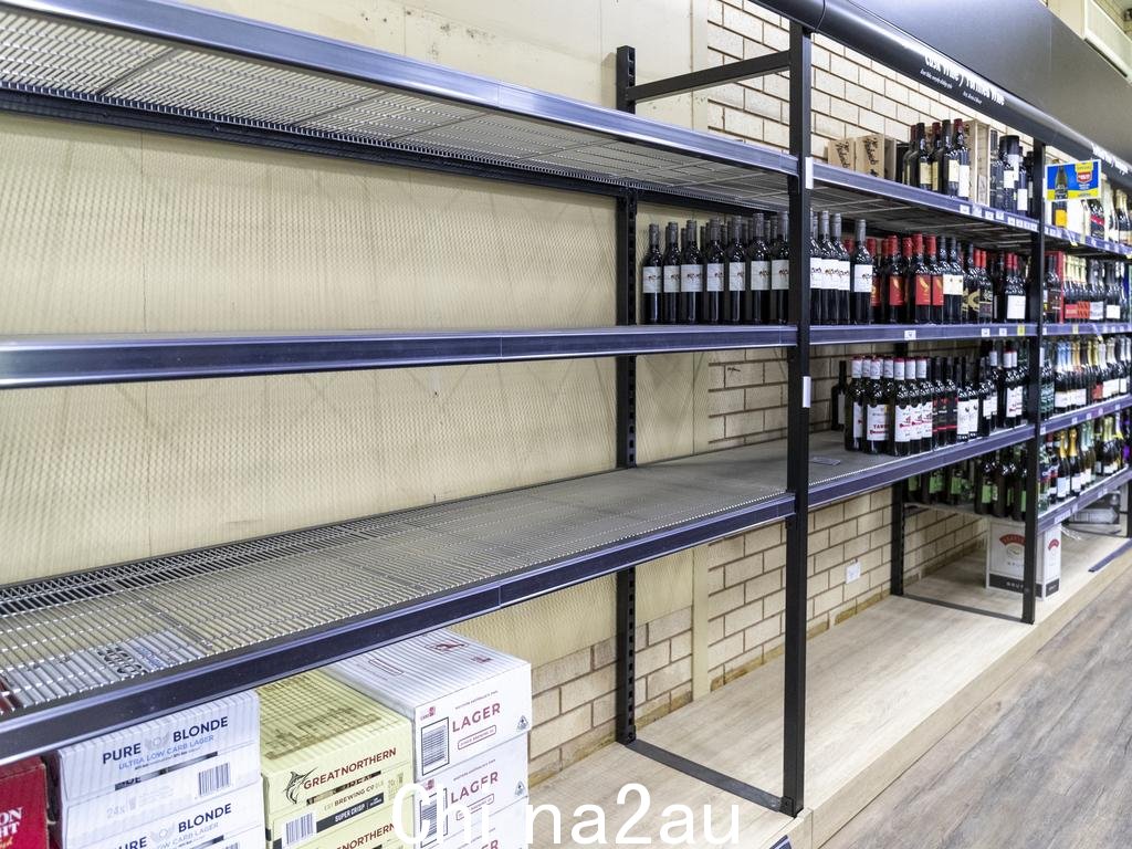 卡那封禁止销售酒桶装超过 1.5 升的葡萄酒，因此货架上空无一人。图片来源：Jon Gellweiler/news.com.au