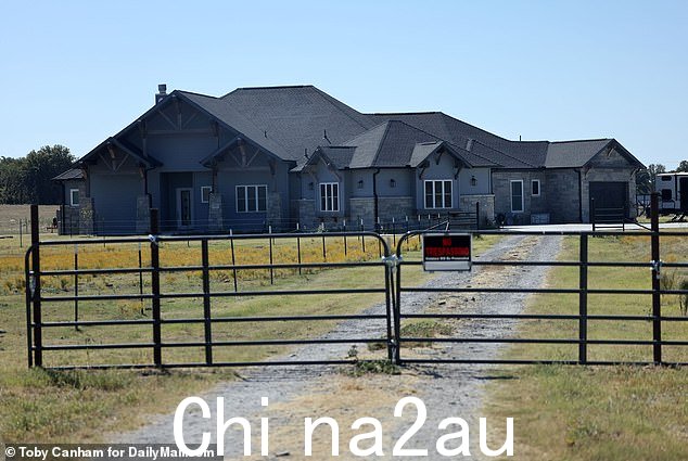 该家庭住宅似乎在房屋前面安装了大门,悲剧发生后不久就竖起了“禁止侵入”标志