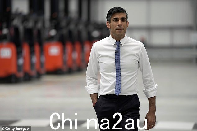 首相正在想方设法将注意力从英国人遭受利率飙升的巨大打击上转移出去