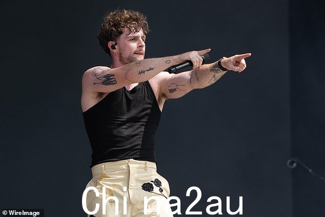 表演:Tom 比 Manic Street Preachers 和 Lana Del Rey 早几个小时登上另一个舞台