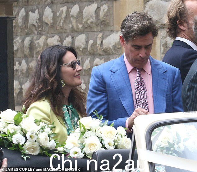 Pal:教堂仪式结束后,演员史蒂芬·曼根 (Stephen Mangan) 在教堂的台阶上停下来拍了一些照片