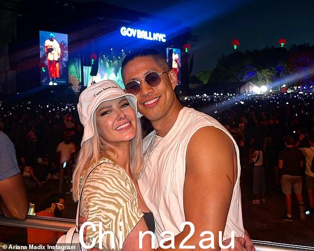 新恋情:分手后,Ariana 与健身教练 Daniel Wai 交往,两人首次在四月份的 Coachella 音乐节上产生联系