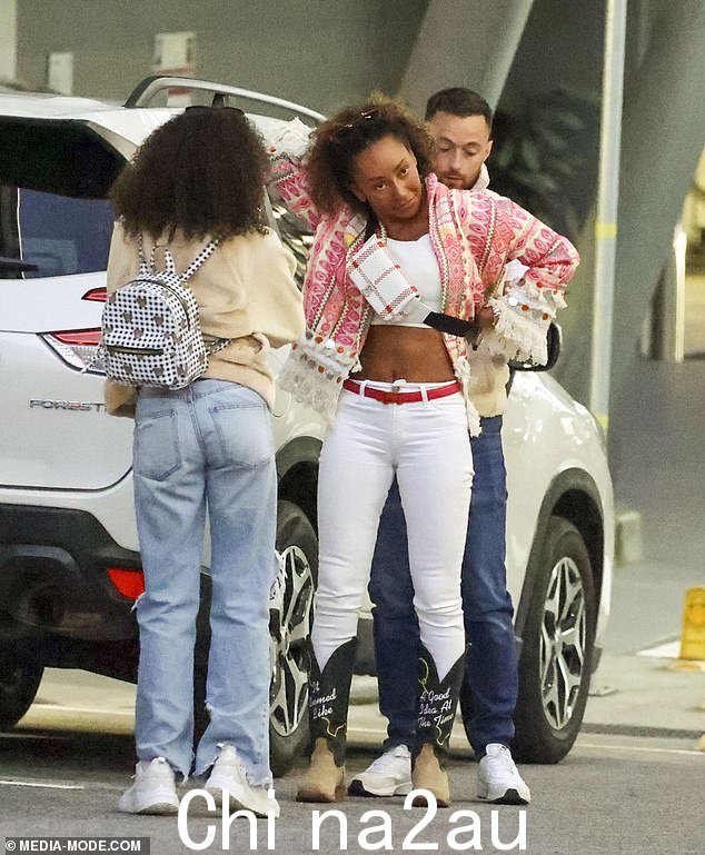 Mel B,48 岁(中)与未婚夫罗里·麦克菲(右)和女儿麦迪逊(左)前往悉尼打迷你高尔夫球,穿着白色露脐上衣展示了她令人难以置信的腹肌。 =