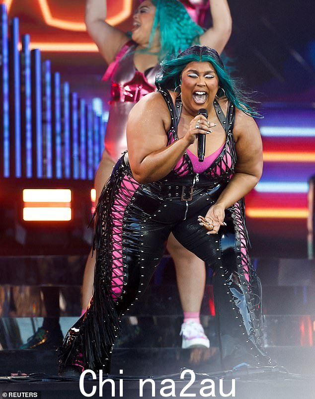 难以置信:继刘易斯的表演之后,Lizzo 在金字塔舞台上表演了一场充满活力的表演,让粉丝们惊叹不已