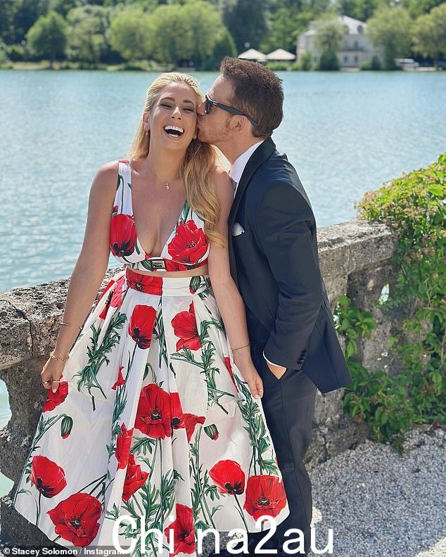 Kisses:41 岁的丈夫 Joe Swash 也加入了她的行列,他无法掩饰对他迷人妻子的钦佩