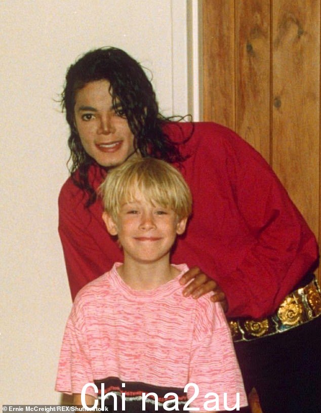 他的单曲 Black or White 视频由麦考利·卡尔金 (Macaulay Culkin) 主演,他刚刚凭借热门电影《小鬼当家》获得成功