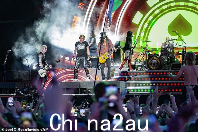 热门:随后乐队开始了《天堂之城》的爆炸性表演,之后他们鞠躬,Slash 在退出舞台时进行了倒立