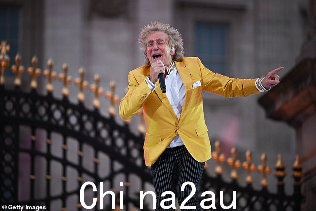 Shock:一位粉丝告诉 Plymouth Live:“昨天晚上参加完罗德·斯图尔特 (Rod Stewart) 演唱会后,他完成了倒数第二首歌 — 结局是《We Are Sailing》 — 被告知当时是晚上 10 点 30 分,他无法继续'