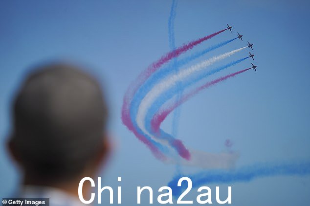 大声:这位 26 岁的苏格兰歌手很震惊,说飞机从头顶上空飞过后他差点“尿尿”